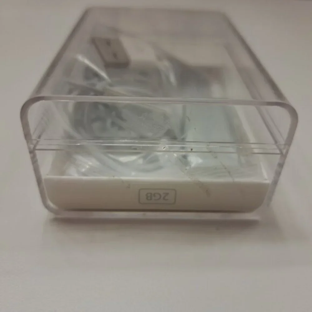 1X Apple IPod Shuffle 3rd Generation Silver 2gb Very Good To Like New